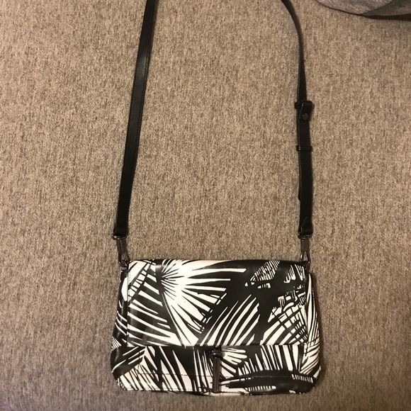 Elizabeth and James - Black&White Crossbody - Picture 1 of 5
